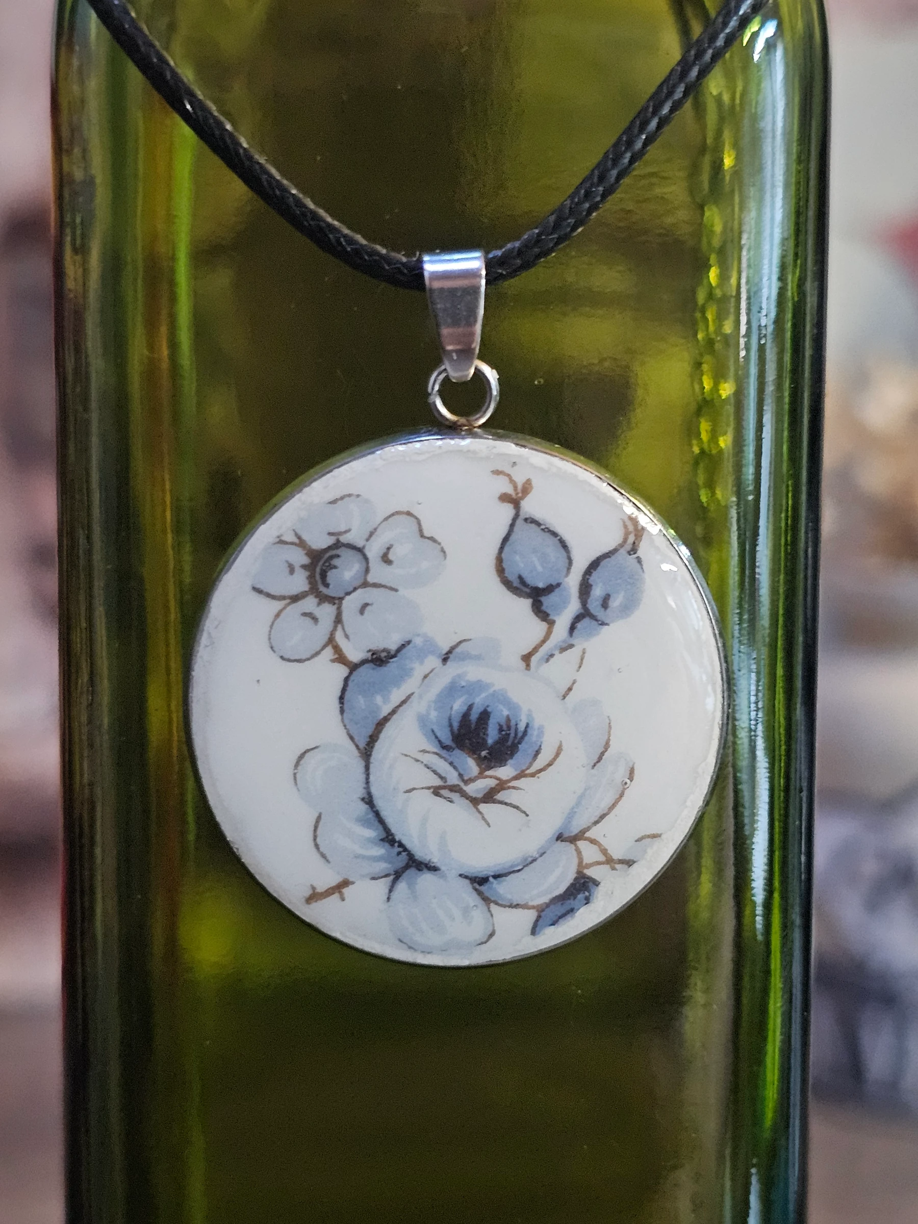 Pendentif créé à partir d'une tasse à thé de A. Lanternier & Co. Limoges